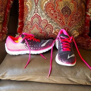 BROOKS-Pureflow 5 running shoe. WOMEN'S 9.5 B
